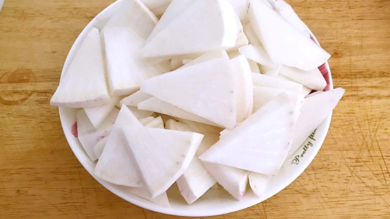 五花肉烧萝卜,把萝卜切成5㎜厚的三角片