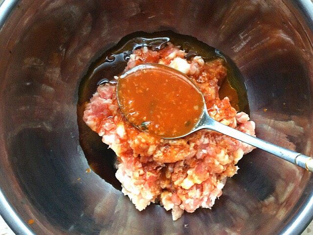 辣白菜大肉饺子,<a style='color:red;display:inline-block;' href='/shicai/ 6081'>肉</a>末中加入<a style='color:red;display:inline-block;' href='/shicai/ 718'>料酒</a>，<a style='color:red;display:inline-block;' href='/shicai/ 692'>酱油</a>，五香油，加两勺挤出的菜汁