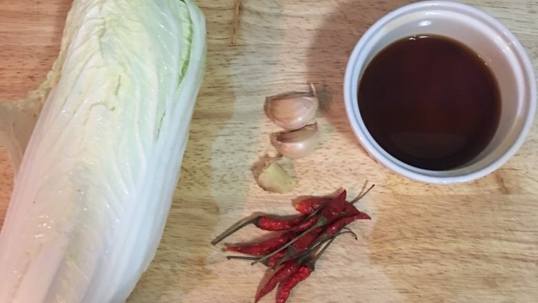 醋溜白菜,先准备醋酱:将蚝油+白醋+糖混匀备用。