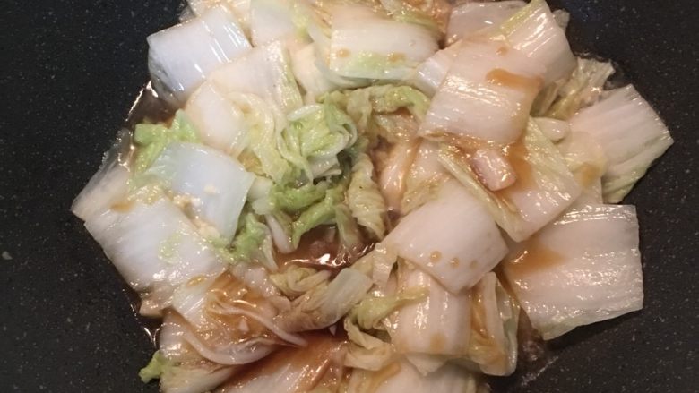 醋溜白菜,倒入调好的醋酱,拌炒均匀。