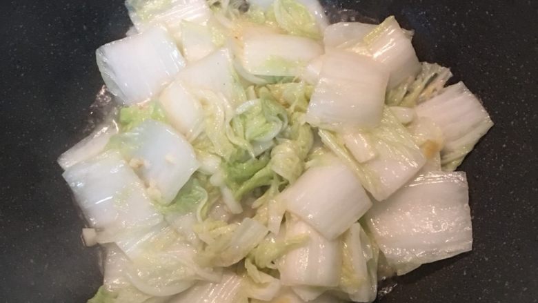 醋溜白菜,加入盐炒匀。边炒白菜会出水喔~