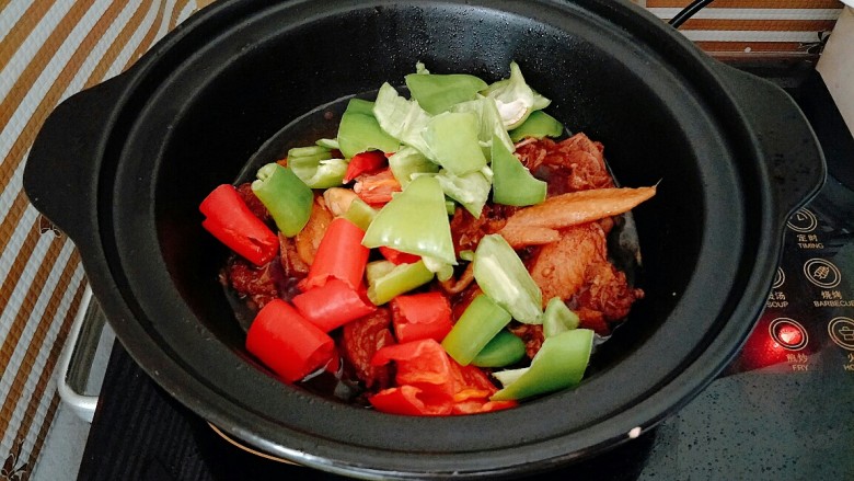 辣椒炒鸡,鸡肉软烂后,大火收汁,加入盐、糖调味,下入青椒红椒煸炒