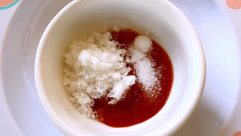 菠萝咕噜肉
,碗里放入一汤匙<a style='color:red;display:inline-block;' href='/shicai/ 699'>番茄酱</a>,一茶匙糖