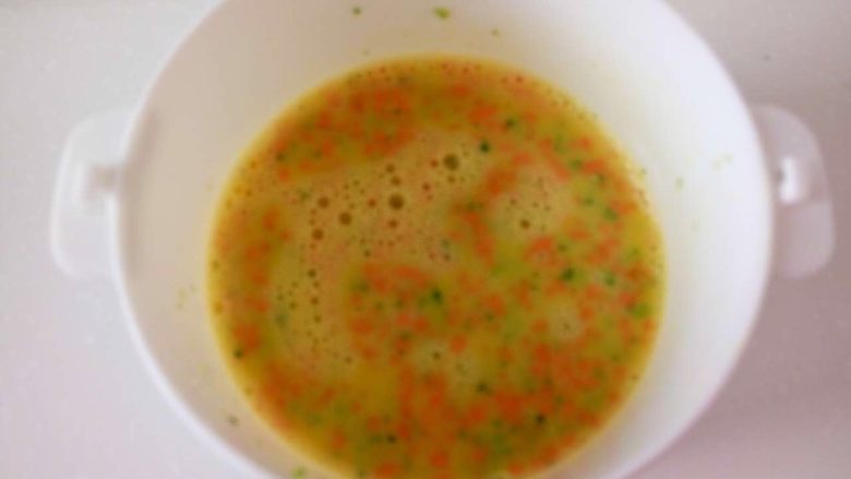 亲子餐:西兰花炖鸡蛋羹&胡萝卜清炒西兰花
8M以上,宝宝辅食:将所有食材搅拌均匀,最佳状态蛋液没过食材。上锅蒸10分钟,关火焖3-5分钟。