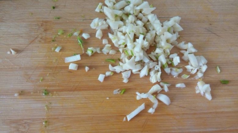 亲子餐:西兰花炖鸡蛋羹&胡萝卜清炒西兰花
8M以上,麻麻餐:锅中放食用油,开小火油热放蒜沫爆香。(忘了放<a style='color:red;display:inline-block;' href='/shicai/ 37'>姜</a>片,一孕傻三年😓)