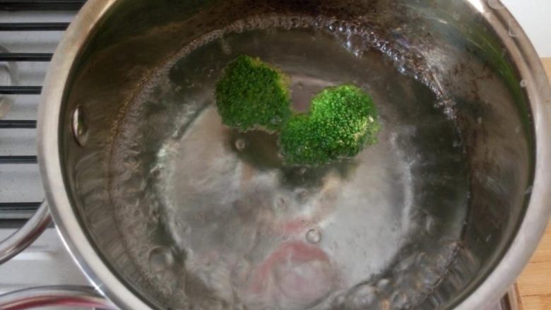 亲子餐:西兰花炖鸡蛋羹&胡萝卜清炒西兰花
8M以上,宝宝辅食:留两朵给宝宝吃,放入开水锅中掉水2分钟左右捞出备用。