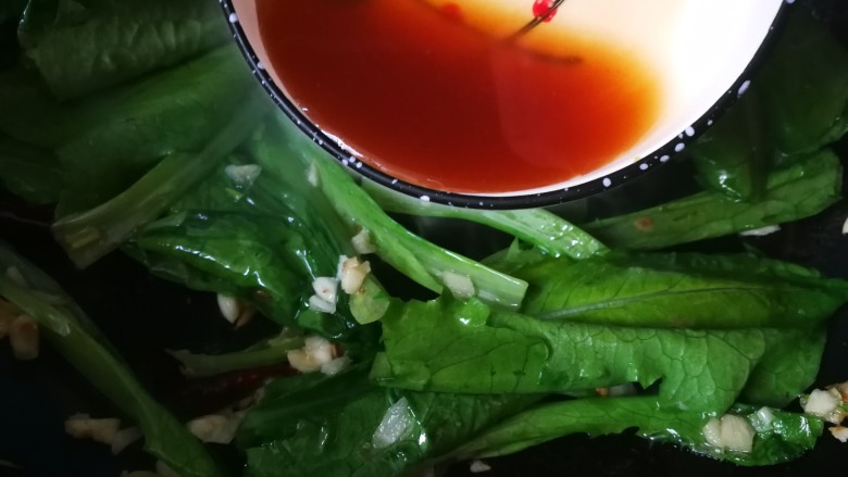 #感恩节食谱#秘制蒜香笋叶,爆炒不到30秒,加入调好的汁。