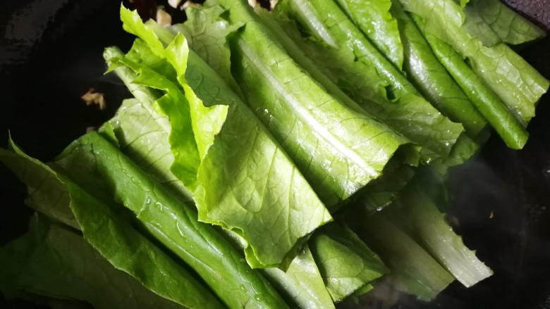 #感恩节食谱#秘制蒜香笋叶,放入笋叶,大火爆炒。