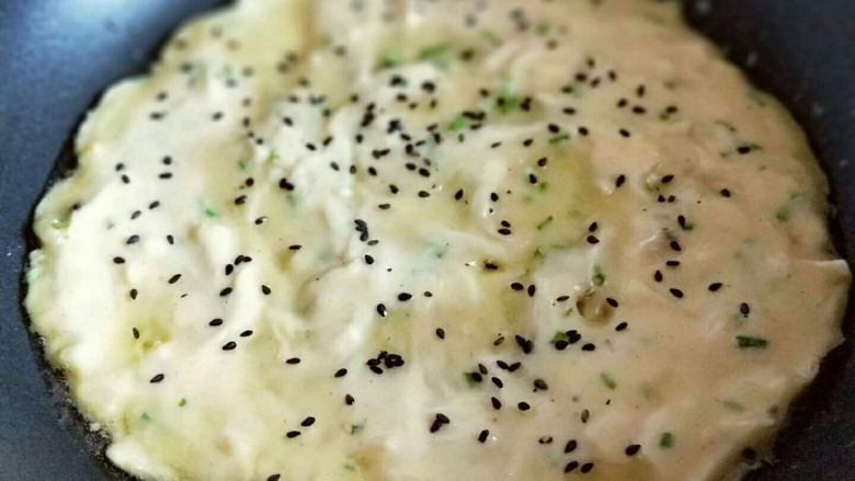 圆土豆+营养早餐~芝香鸡蛋土豆丝饼,中小火煎至两面微黄。