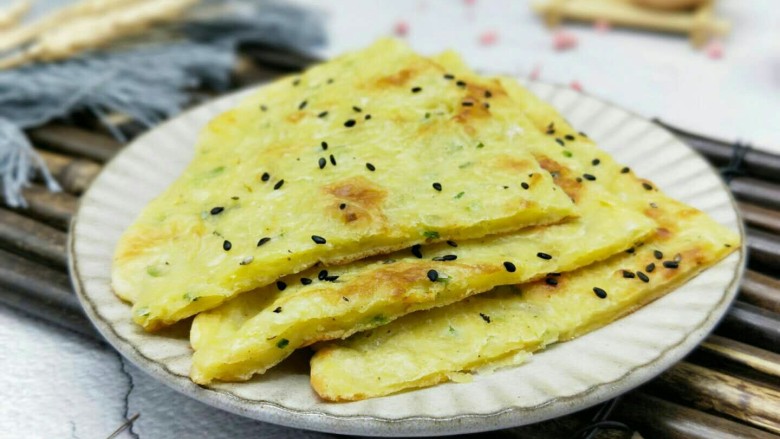 圆土豆+营养早餐~芝香鸡蛋土豆丝饼,近看,好香呦~