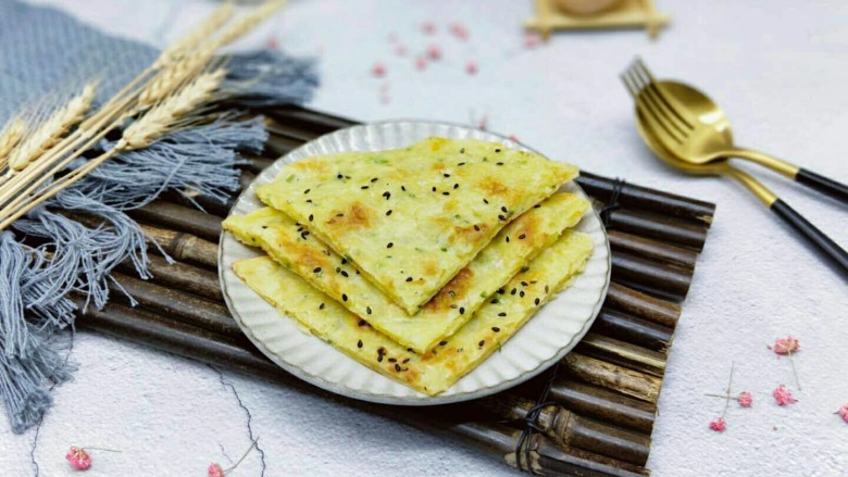 圆土豆＋营养早餐～芝香鸡蛋土豆丝饼,煎好的土豆丝饼，用刀切开即可食用。