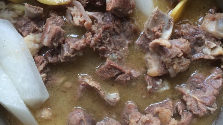 羊肉锅,等压力锅完全放气时打开放入<a style='color:red;display:inline-block;' href='/shicai/ 24'>萝卜</a>进去焖煮，大概5分钟便好。