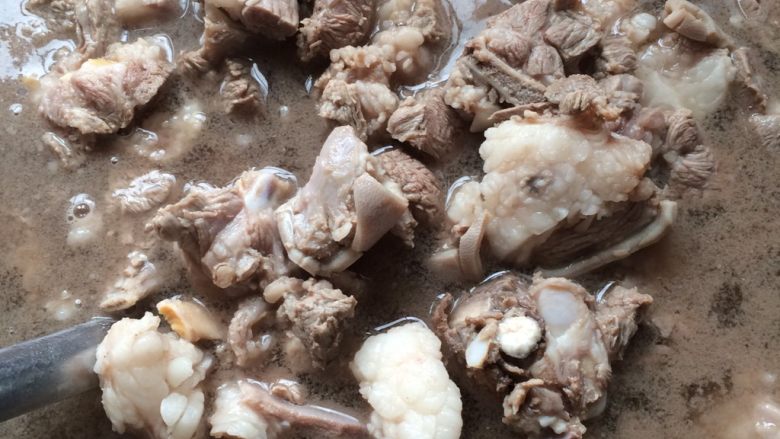 羊肉锅,先将<a style='color:red;display:inline-block;' href='/shicai/ 329'>羊肉</a>汆烫，去除腥味。