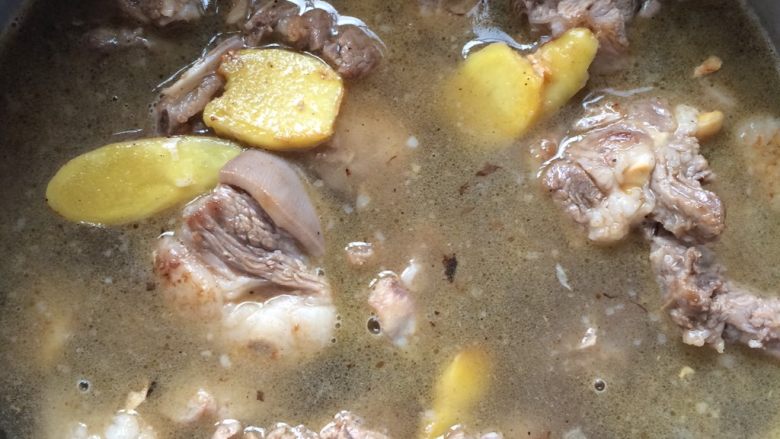 羊肉锅,加入水倒入压力锅，大火煮开后转小火焖煮6分钟，如果想肉质软烂一点可以再煮久一点点。