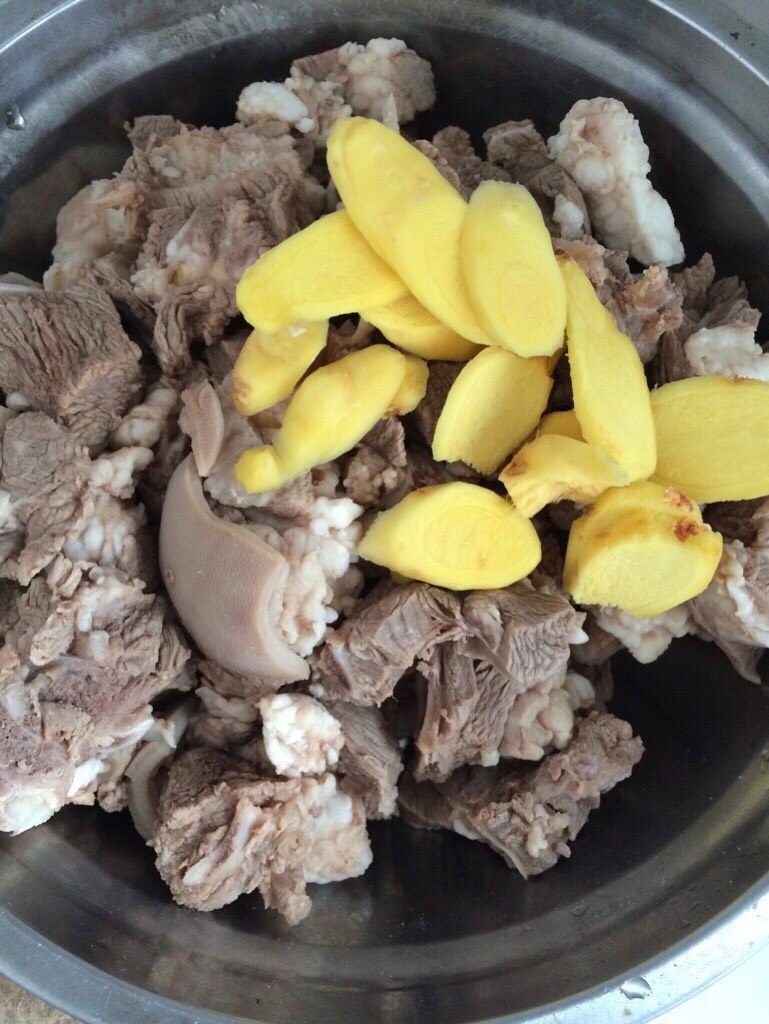 羊肉锅,切好姜片和<a style='color:red;display:inline-block;' href='/shicai/ 2795'>蒜头</a>备用。