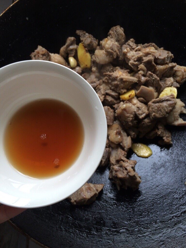 羊肉锅,加入<a style='color:red;display:inline-block;' href='/shicai/ 894'>黄酒</a>继续翻炒。