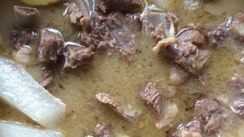 羊肉锅,等压力锅放气完就可以倒入火锅里享受美味的佳肴了。