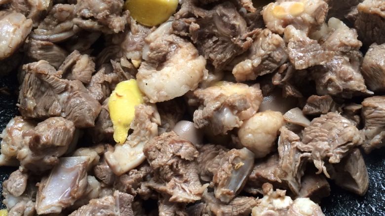 羊肉锅,放入油爆炒出香味。
