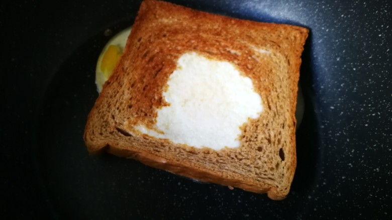 #感恩节食谱#自制营养无油三明治,等到鸡蛋凝固时,翻面。