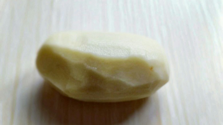圆土豆+酸辣土豆丝卷饼,<a style='color:red;display:inline-block;' href='/shicai/ 23'>土豆</a>去皮洗干净。