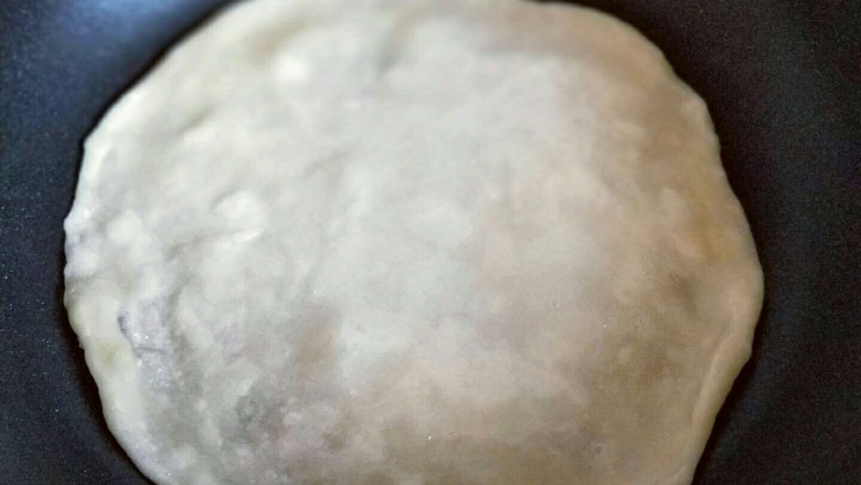 圆土豆+酸辣土豆丝卷饼,第一张饼,将平底锅中刷一层薄薄的玉米油,放入饼胚。