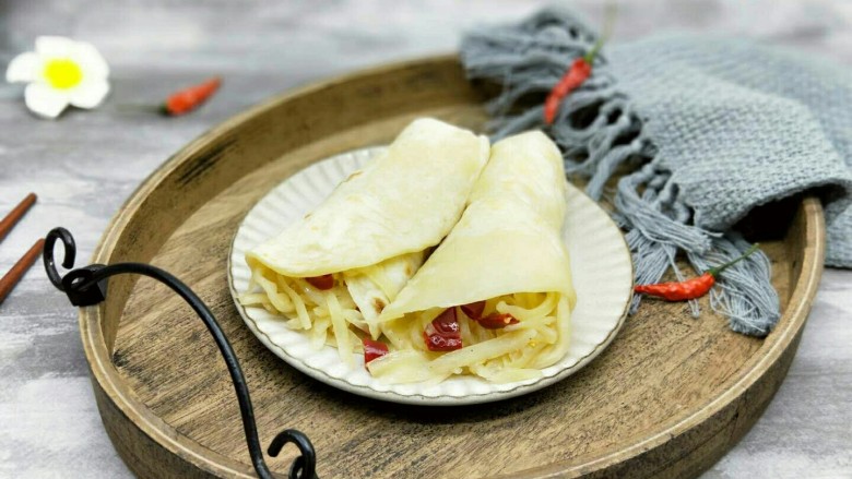 圆土豆+酸辣土豆丝卷饼,取一张饼,当上土豆丝,再卷起来,超级美味。
