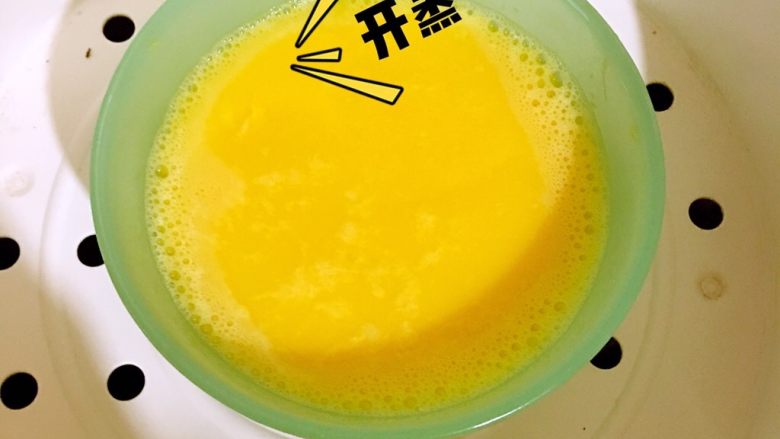 鲈鱼鸡蛋羹,搅拌之后把捣碎的鲈鱼泥放入蛋液中再次搅拌均匀。放入锅中蒸（具体时间我忘记记了，要是把握不好，就锅开之后打开锅盖看看）