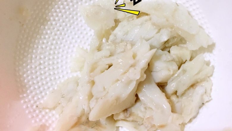 鲈鱼鸡蛋羹,蒸好之后去除鱼刺。（注：一定要去除干净，毕竟宝宝吃）