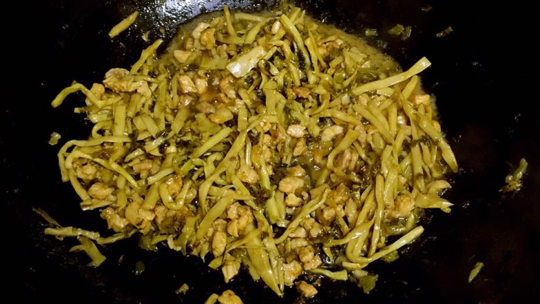 雪菜嫩笋小菜炒肉丁,放入雪菜嫩笋小菜,再倒入小半碗水大火炒。