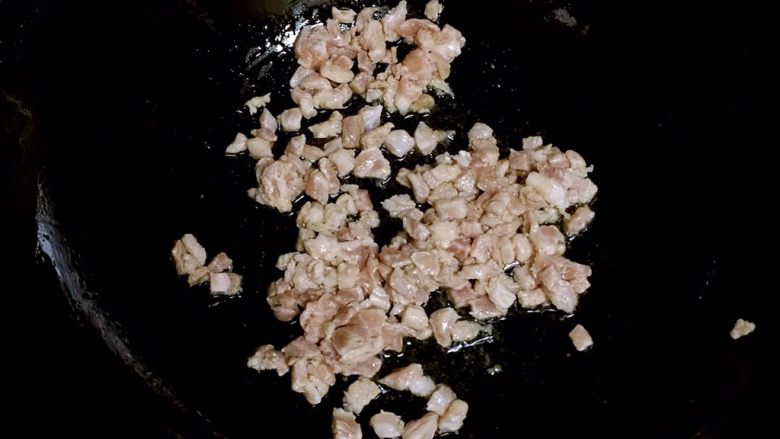 雪菜嫩笋小菜炒肉丁,热锅冷油,放入腌好的猪肉丁炒。
