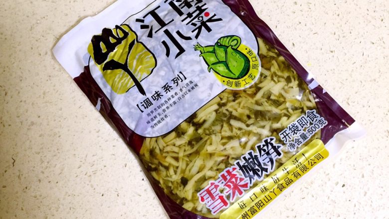 雪菜嫩笋小菜炒肉丁,超市买的这种500g装的开袋即食的雪菜嫩笋小菜,倒出一半装盘备用。也可以全部放,看自己想做的量而定。