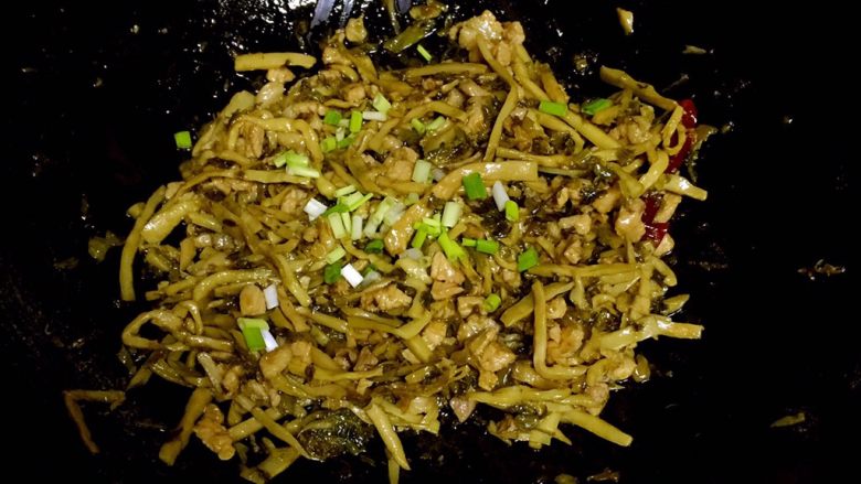 雪菜嫩笋小菜炒肉丁,炒至水收干一半左右关火,撒葱末即可出锅。
口味重的调适量盐。