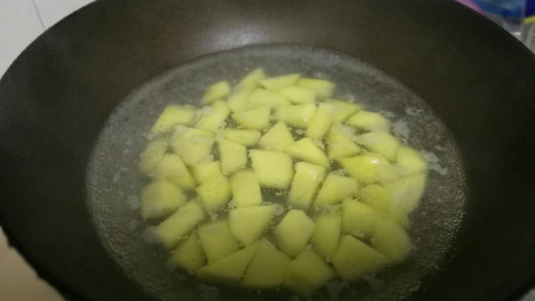 圆土豆+孜然土豆块,烧一锅热水,加入土豆,放适量盐。煮几分钟,煮到土豆能插筷子进去的时候就可以。