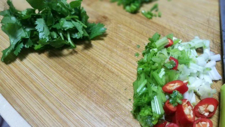 圆土豆+孜然土豆块,香菜梗,葱白,辣椒切小段。香菜叶子另外放一边。
