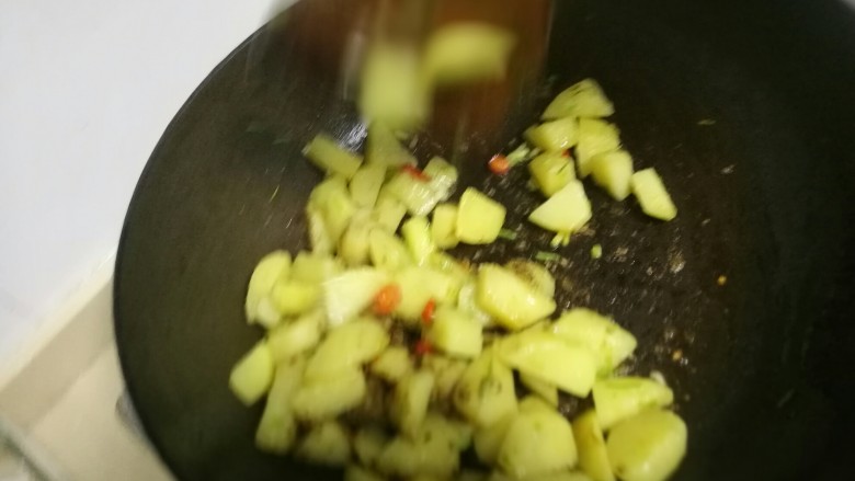 圆土豆+孜然土豆块,这一分多钟要一直翻炒着,防止粘锅,并且使孜然均匀地附着在土豆表面。