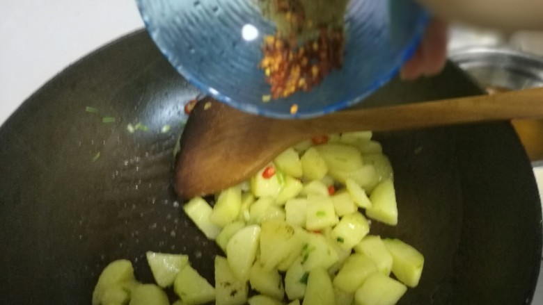 圆土豆+孜然土豆块,倒入孜然粉辣椒粉,快速翻炒1~2分钟。