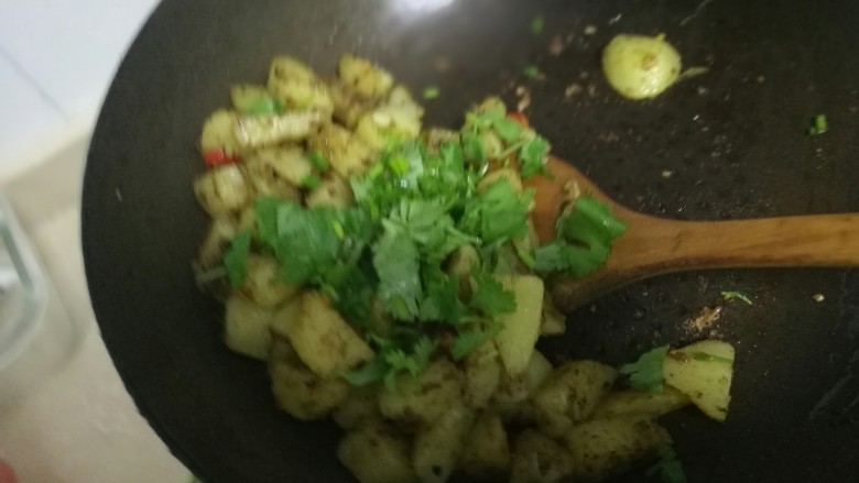 圆土豆+孜然土豆块,临出锅,把香菜叶子放入,稍微翻炒一下就好。