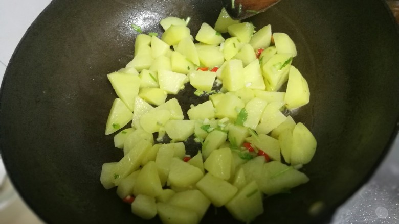 圆土豆+孜然土豆块,放入滤干水分的土豆,中火翻炒,让土豆表皮略微煎一会儿,会更香。