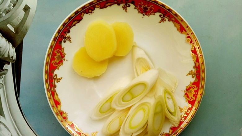 独家红烧狮子头四喜丸子配方,另找个小碟子,取半根<a style='color:red;display:inline-block;' href='/shicai/ 138'>大葱</a>切段,8段就可以,姜切3片,备用
