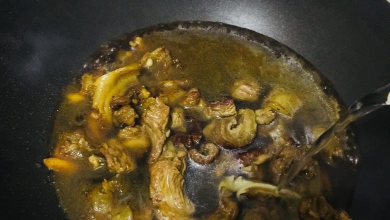 圆土豆+萝卜牛腩煲,注入水没过牛腩,中火烧至沸腾。(水也可以多放些,以免后续转煲锅水不够)