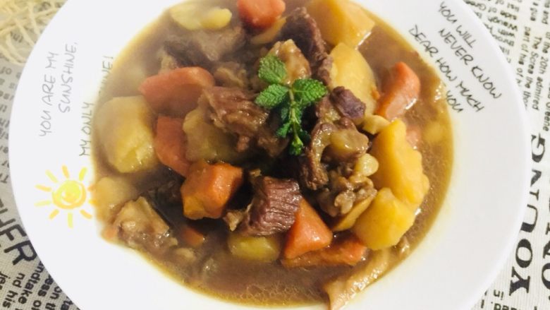 圆土豆+萝卜牛腩煲,收汁差不多后,就可以装盘了,美味的牛腩煲就做好了,配上一碗🍚就可以开吃了!
