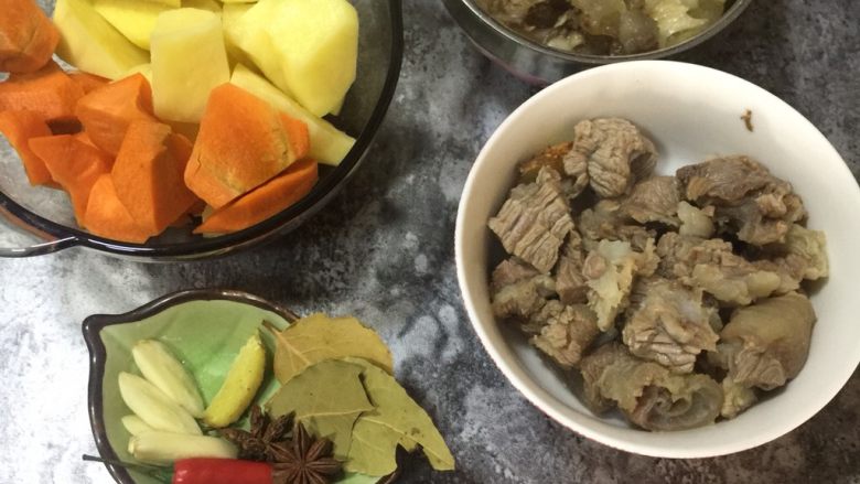 圆土豆+萝卜牛腩煲,水开后捞出牛腩,过冷水再次冲洗干净,备用。