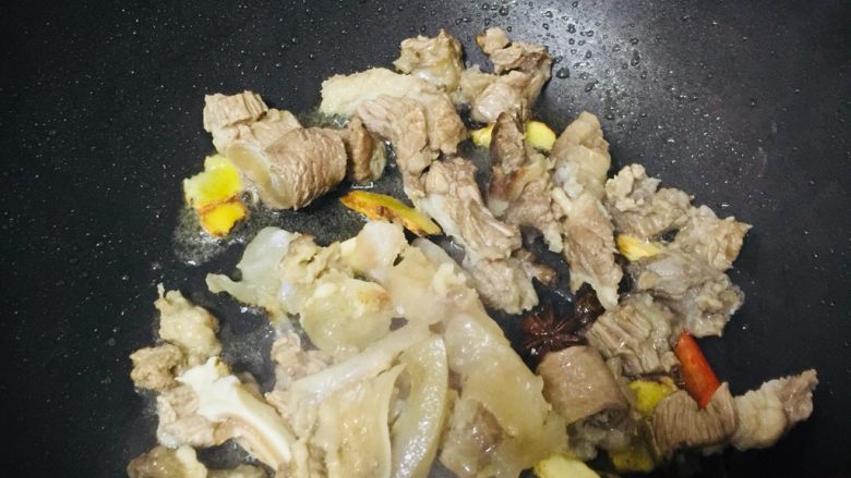 圆土豆+萝卜牛腩煲,倒入牛腩、牛筋翻炒一会。