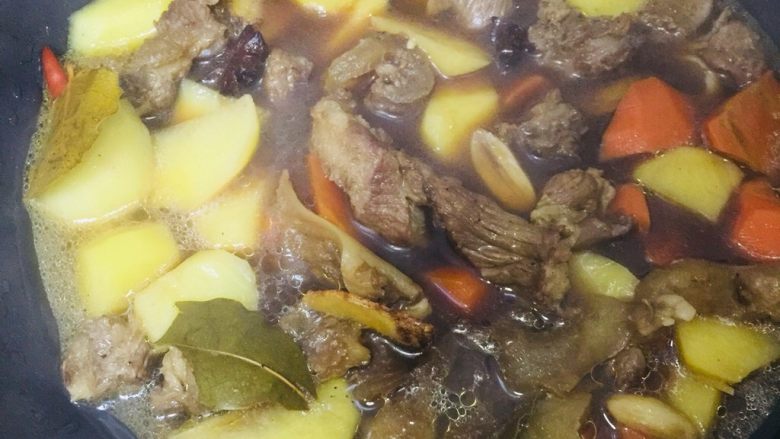 圆土豆+萝卜牛腩煲,最后放入土豆、红萝卜,翻炒均匀再熬个5分钟左右。