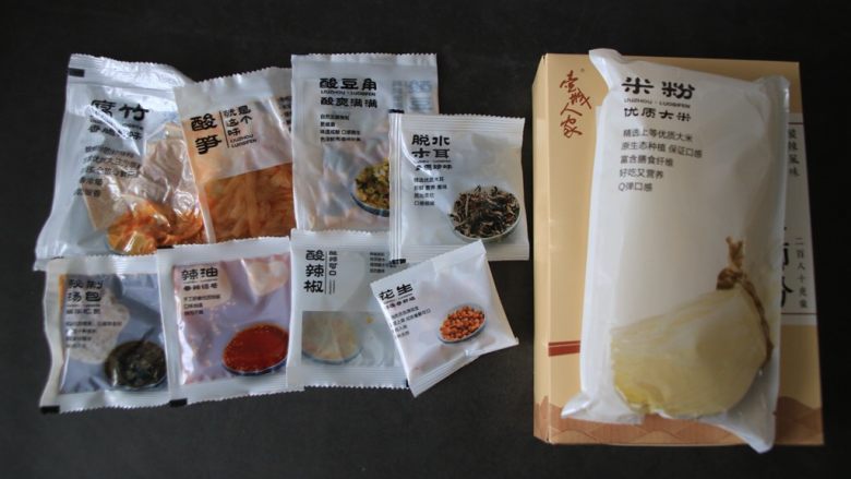 酸辣螺狮粉,懒人版的是把所有配料都准备好的,和泡面一样。