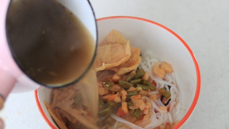 酸辣螺狮粉,将所有配料放入米粉上,也可以自己加其它喜欢的食材,再倒上煮沸的汤汁。