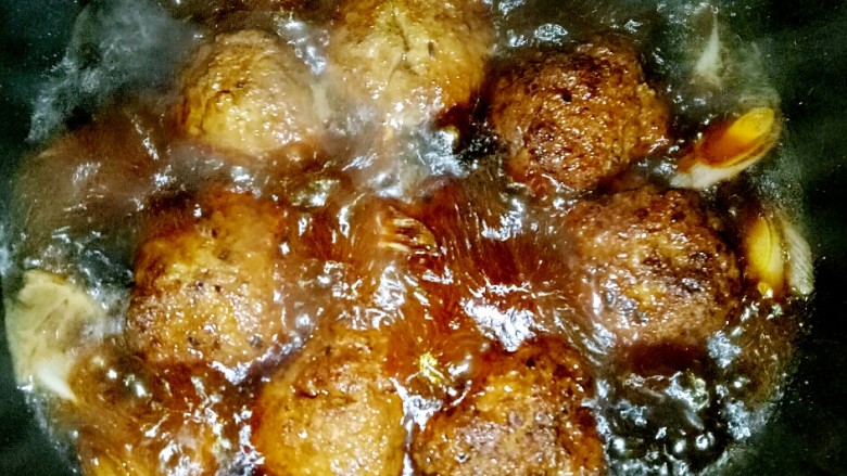 独家红烧狮子头四喜丸子配方,刷锅重新开火,锅里入花生油,倒入葱段姜片,一勺盐,3个<a style='color:red;display:inline-block;' href='/shicai/ 866'>冰糖</a>,接着倒入5勺李锦记红烧汁,倒入一碗开水,烧开汤汁后把炸好的肉丸子放进去,小火慢炖20分钟,炖至锅里只有少许汤汁,出锅前倒入水淀粉和鸡精勾芡,即可把丸子带着汤装碗里了(也可以装进深盘里)