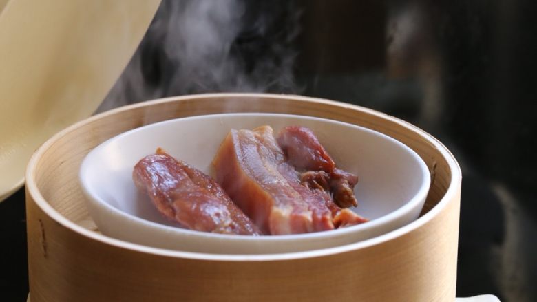 甜酒糟炒腊肉,腊肉放入蒸锅蒸10分钟。