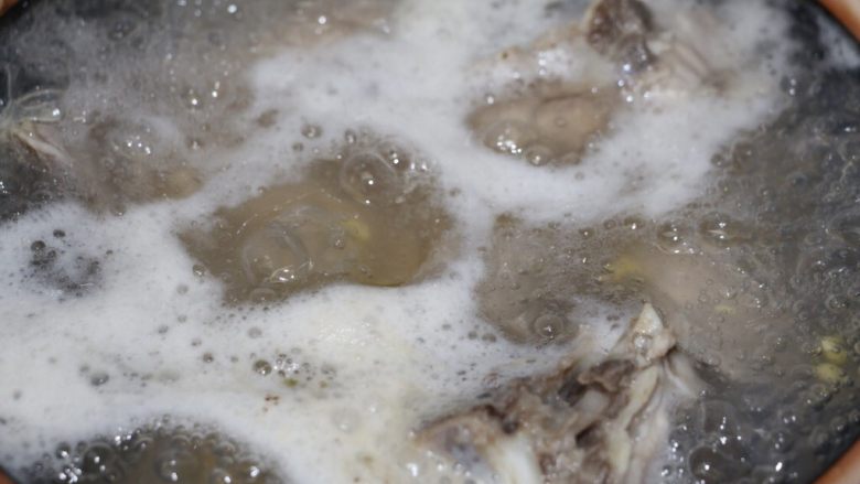 莲藕绿豆龙骨汤,开大火,汤烧开后转小火熬50分钟