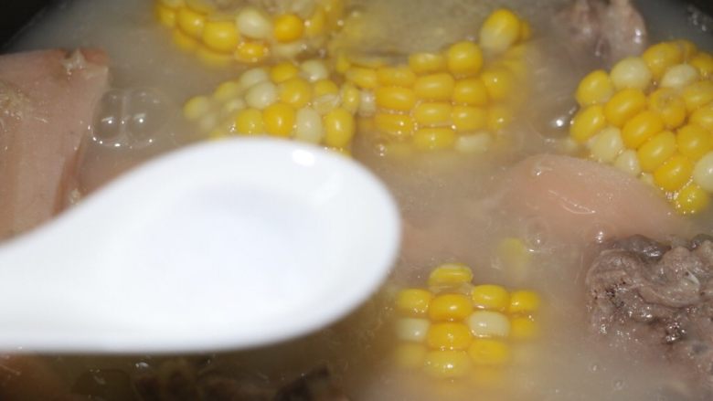 莲藕绿豆龙骨汤,下盐,味道根据自己的喜好添加哦
